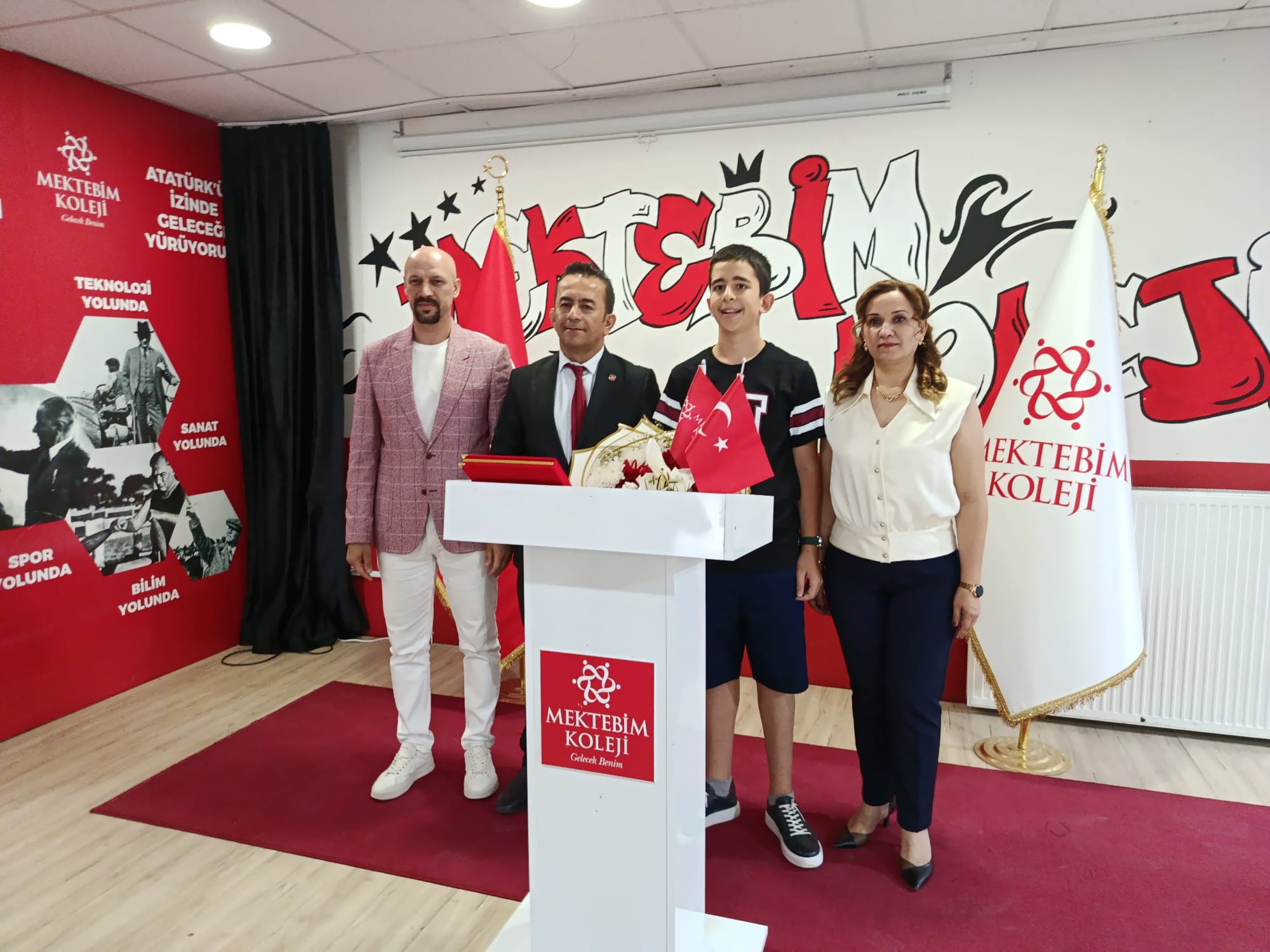 LGS'nin bugün açıklanan sonuçlarına göre tüm soruları doğru yanıtlayan Mektebim Koleji Edirne Kampüsü öğrencisi Remzi Türker Özcan'a tebrik töreni düzenlendi.